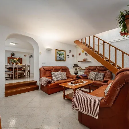 Casa Astrid By The Sea In Vikendica *